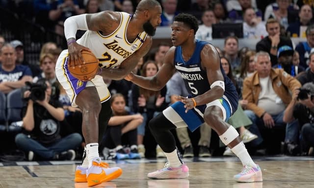 I Knicks vincono con "l'aiutino" arbitrale. Lakers ko: LeBron a un passo dall'eliminazione