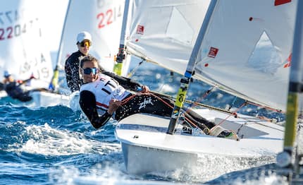 Europeo ILCA, Hyères: giornata lunga con tre prove per donne e uomini