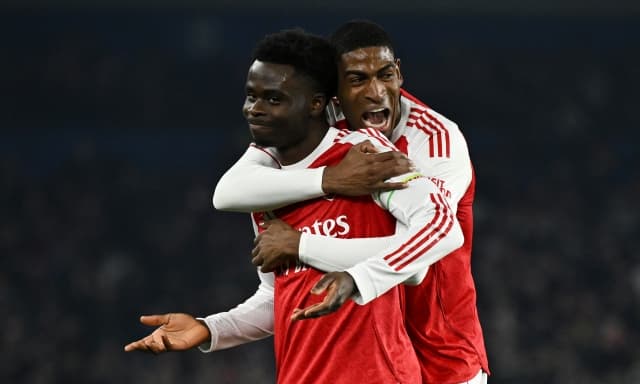 Haaland pigro, il City frena contro il Forest. Saka lancia l'Arsenal a +7