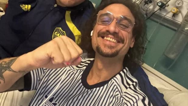 Osvaldo sorride di nuovo: uscito dalla terapia intensiva, esulta in ospedale per il Boca