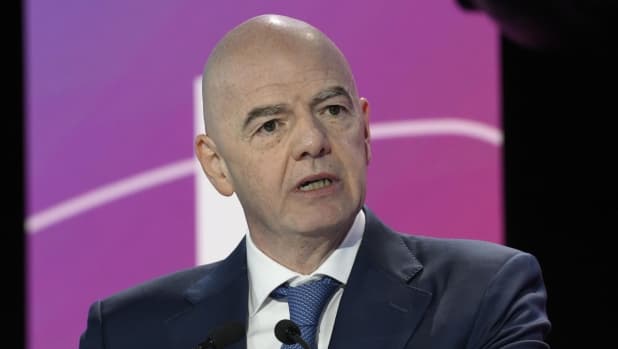 Infantino, nuovo scandalo? Il Times: "Riceveva un secondo stipendio non dichiarato dalla Fifa"
