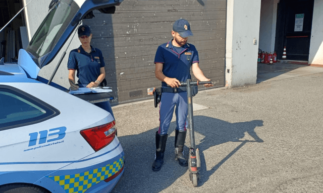 In monopattino sulla A1 con 20 grammi di hashish: "Voglio andare a Milano"