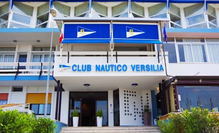 Il 2024 del Club Nautico Versilia si apre con “Le mie tante storie” del Presidente Roberto Brunetti