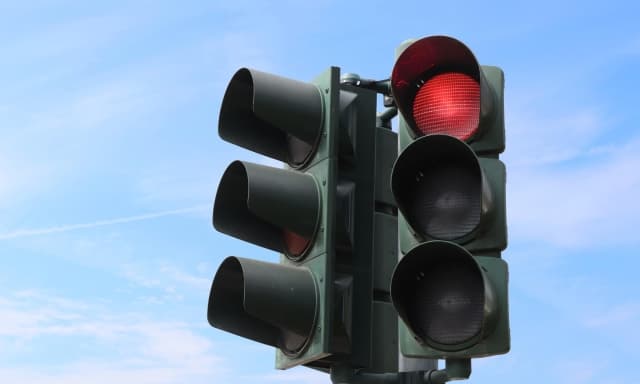Il semaforo intelligente che sostituisce l'autovelox: niente multa, ma scatta il rosso