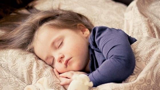Bambini: per un buon sonno, meglio una fiaba che la tv