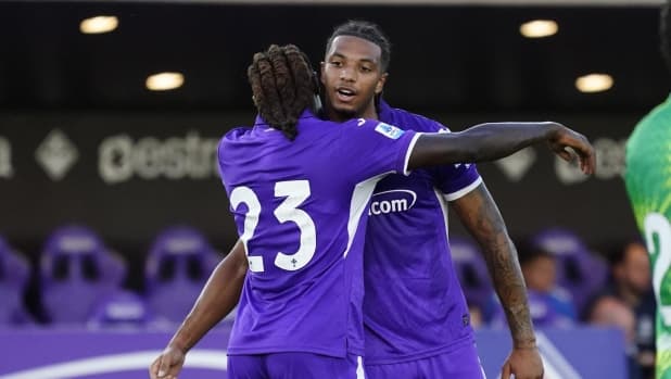 Ndour segna, Atta incanta, la difesa svirgola: Fiorentina bella a metà col Deportivo. E Grosso si arrabbia