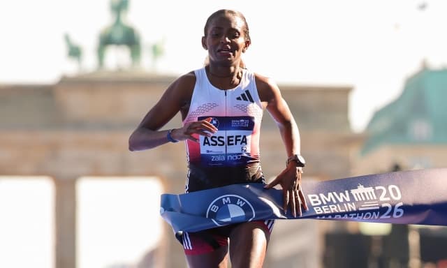 Maratona di Berlino: un infortunio frena Assefa, sfuma il record del mondo nel finale