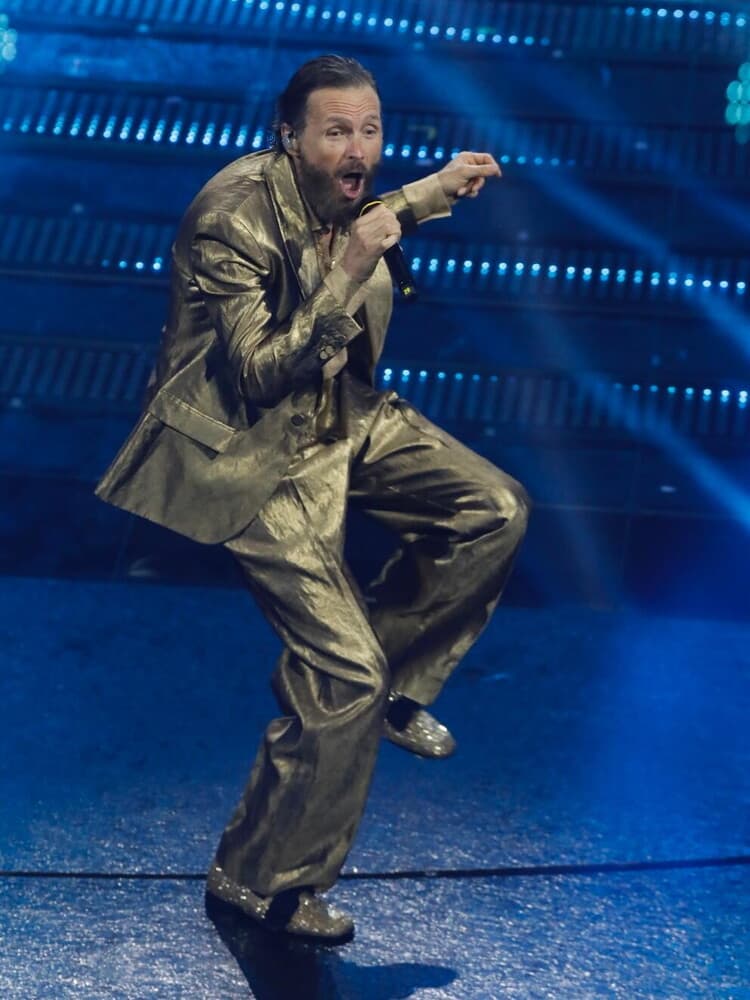 Sanremo al via. Il messaggio di pace del Papa. Ariston in delirio per Jovanotti  