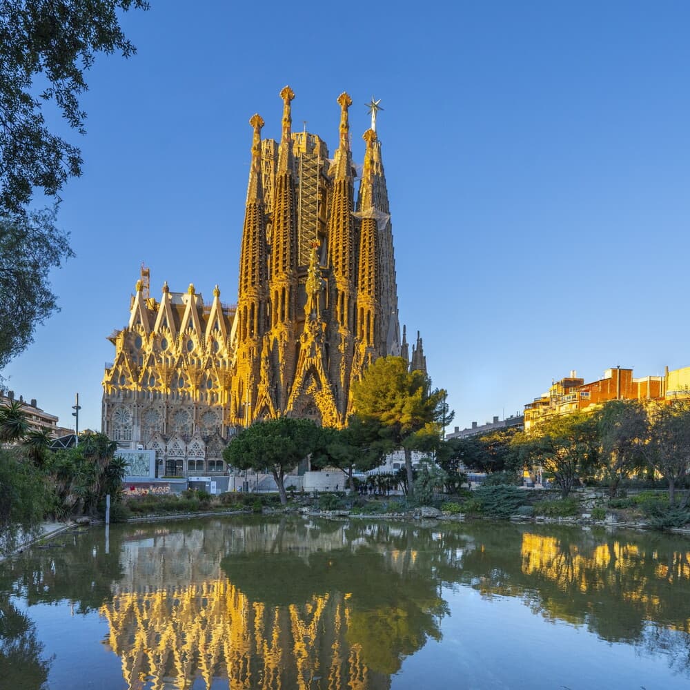 Leone inaugura l'ultima Torre della Sagrada Familia, ma i lavori non sono ancora finiti. Q...