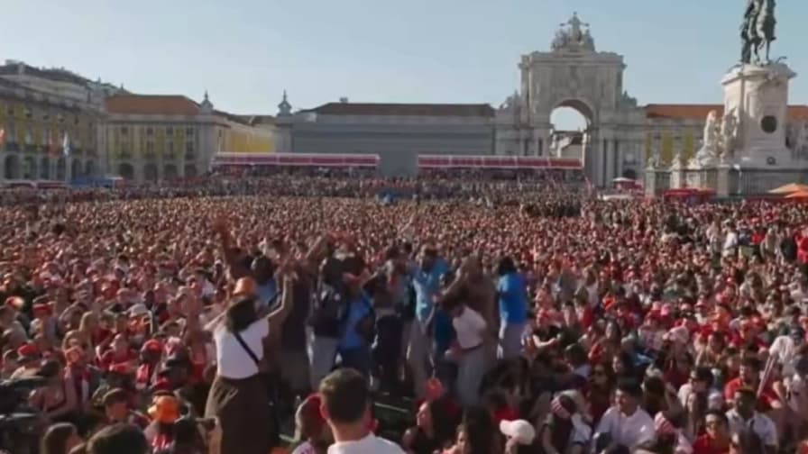 Tifosi della Rep. Dem. Congo esultano in piazza a Lisbona: intorno solo portoghesi