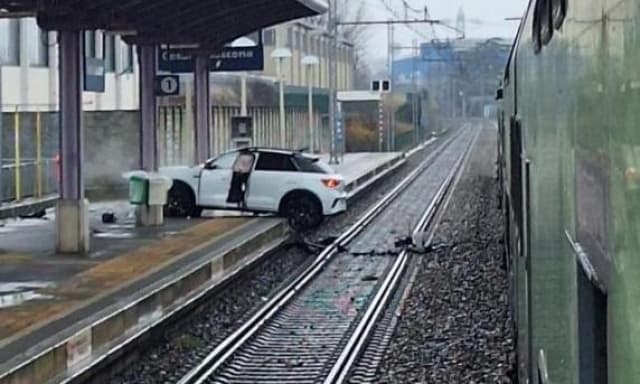 Auto tra binari e banchina nella stazione di Cesano Boscone