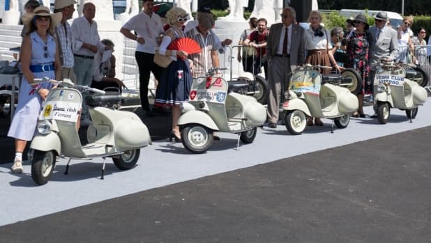 Festa per gli 80 anni della Vespa a Roma: concorso di eleganza, il gran finale