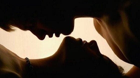 Sesso,  per una donna su due la prima volta non era il momento giusto