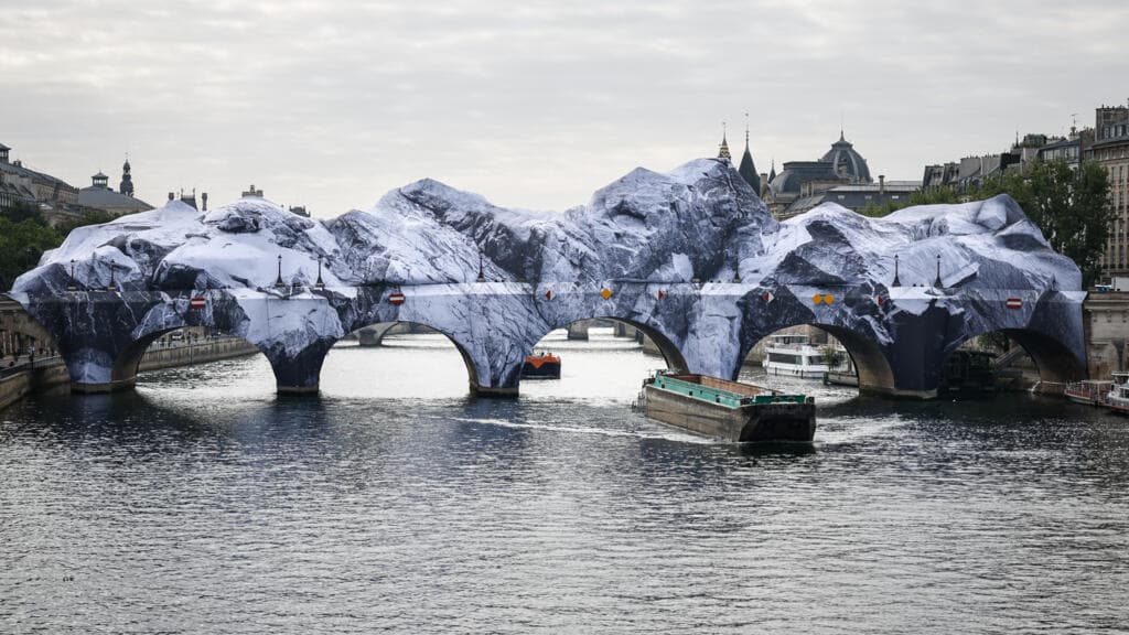 Le Pont Neuf transformé en "caverne" par l'artiste JR, le 21 mai 2026 à Paris