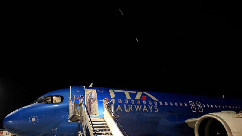 Ita, volo deviato a Zurigo: grave malore a bordo. Poi la passeggera, 61 anni, muore in pista