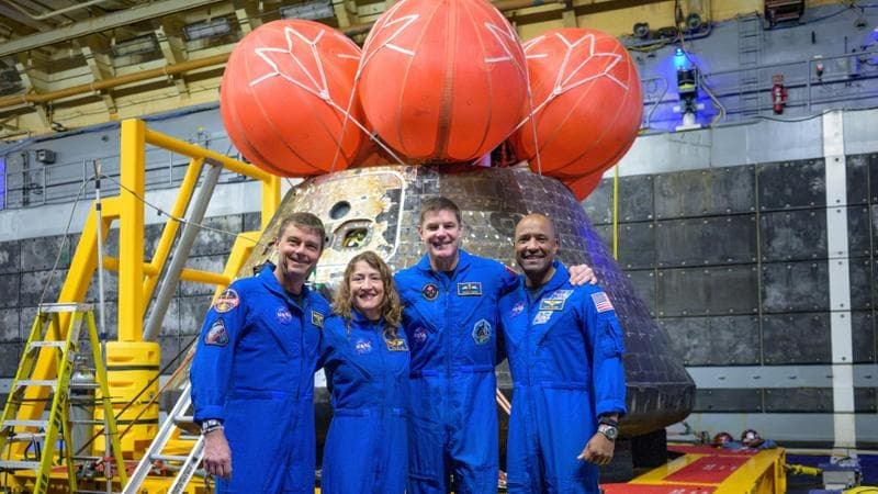 “La terra è una scialuppa di salvataggio nel nero infinito”. Le prime parole degli astronauti