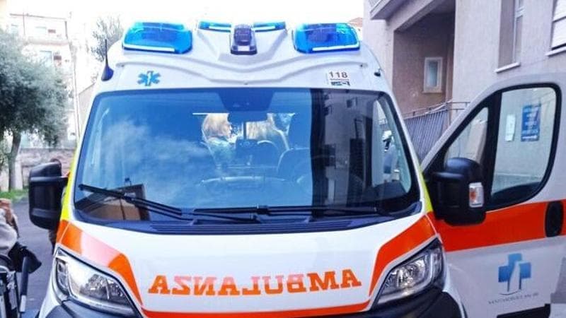 Treviso, cade dal tettuccio dell’auto mentre gira un video: 23enne in pericolo di vita