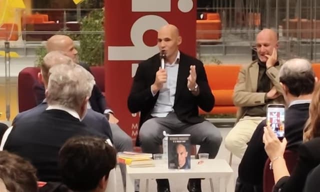 Italrugby, Parisse si racconta in un libro: "Svelata la parte di me finora nascosta da una corazza"