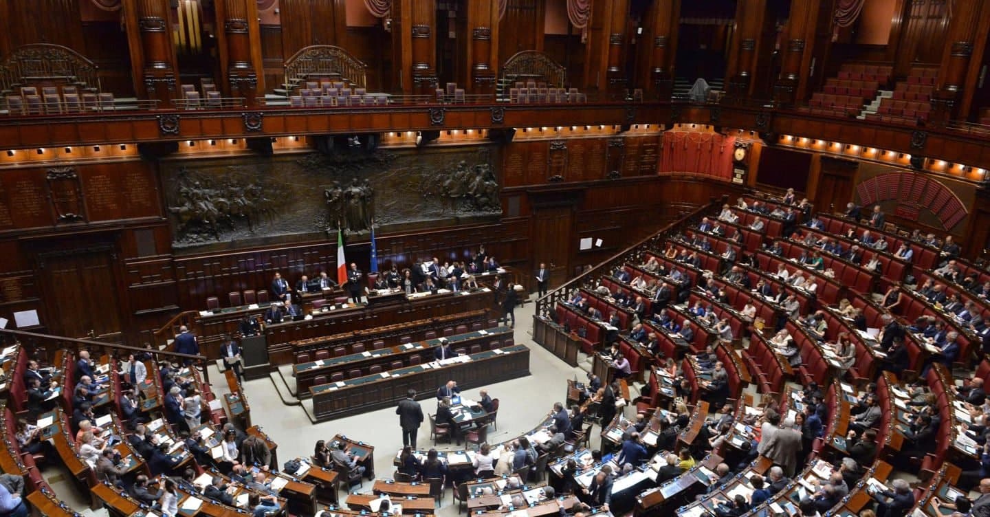 Aumento stipendi e vitalizi, scontro in aula Fdi-M5s