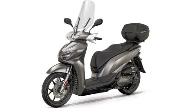 QJ Motor SQ 350, sfida cinese al re degli scooter a ruota alta