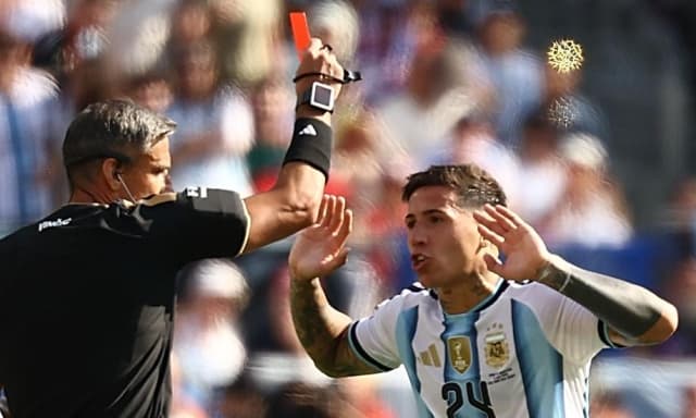 Enzo Fernandez rovina un gran Mondiale: espulso, l'Argentina in 10 nei supplementari