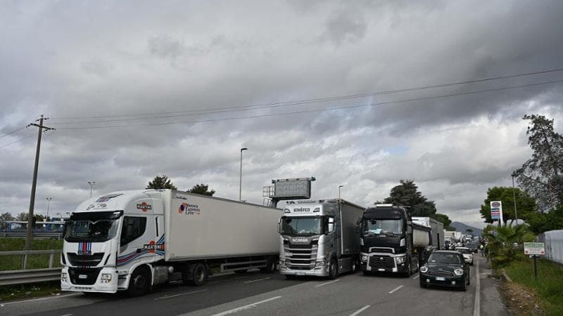I camionisti bloccano l’Italia, trasporti e agricoltura in tilt. La polizia scioglie i blocchi