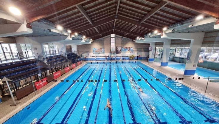 Rissa tra mamme dopo una gara di nuoto, una donna finisce all’ospedale