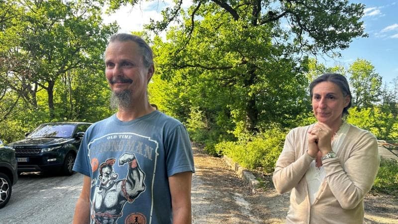 Famiglia nel bosco: Nathan, Cate e i figli tornano insieme per un pomeriggio alla casa del sindaco