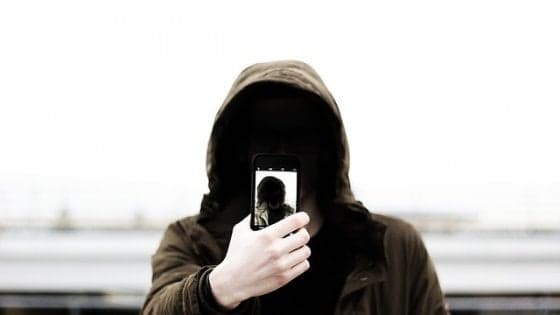 Lo studio: "Troppo presi dai selfie non ci godiamo i momenti migliori"