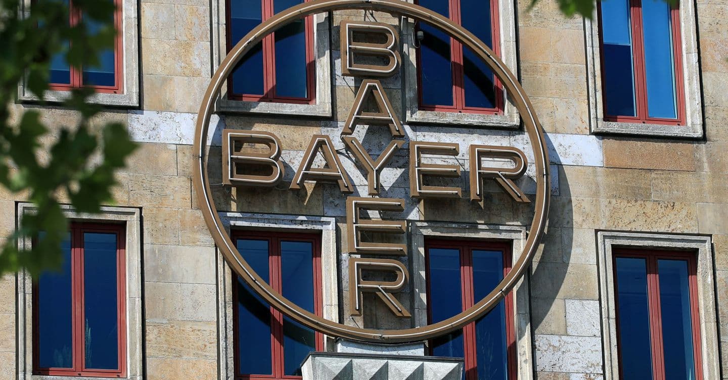 Bayer riapre la guerra dei brevetti sui vaccini anti Covid: al via le cause contro i big sulla tecnologia mrna