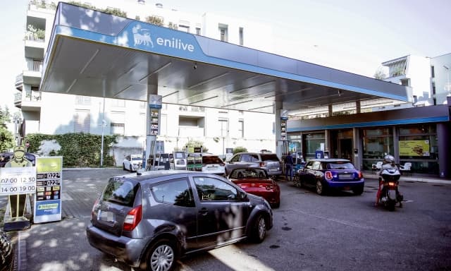Tetto prezzo carburanti: Q8 si allinea ad Eni e IP