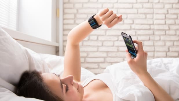Il tuo smartwatch dice che hai dormito poco in sonno profondo? Ecco quando diventa un problema