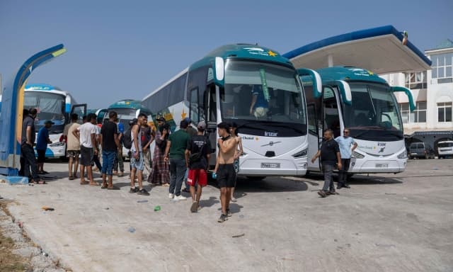 Crisi a Ceuta infinita: un minore tenta di entrare in Spagna... aggrappato al bus del Real Valladolid