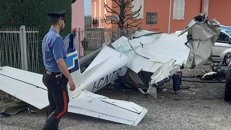 Valbrembo, Cessna con a bordo due persone precipita tra le case: un morto e un ferito gravissimo