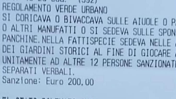 Giocano a carte ai giardini pubblici, 200 euro di multa alla Spezia. La denuncia: “Razzismo”