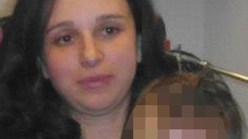 Emanuela uccisa a botte dal marito. I figli aprono la porta ai soccorritori