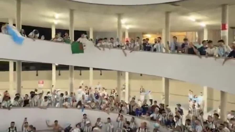 La partita finisce, la festa no! I tifosi dell'Argentina occupano lo stadio fino a tardi