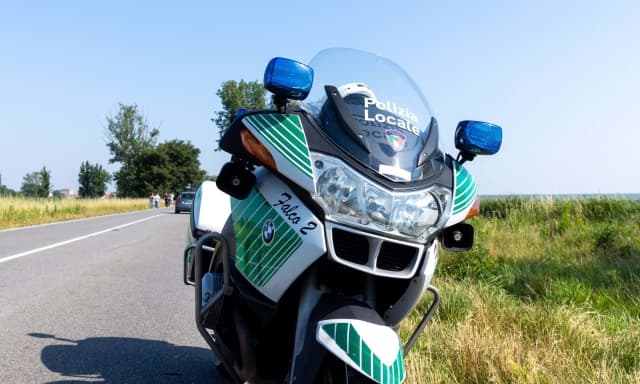 Ubriaco in auto investe motociclista e pedone poi fugge