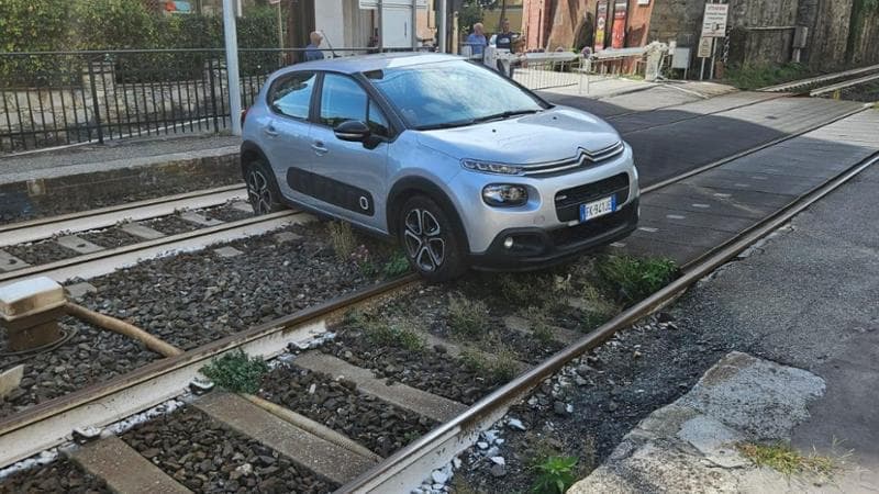 Auto senza freno a mano sui binari, treni fermi per 50 minuti: proprietario denunciato