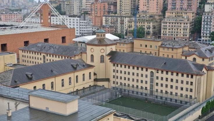 Evade dai domiciliari e bussa in carcere a Marassi. “Arrestatemi, non sopporto più la mia compagna”