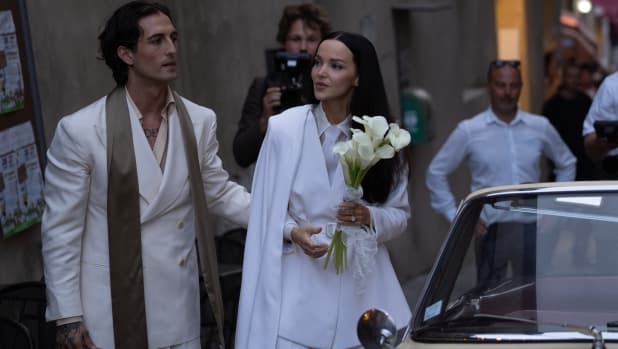 Damiano David e Dove Cameron sposi in bianco, il rito anche in inglese