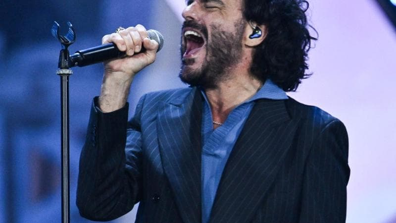 Francesco Renga obbligato a scendere da un aereo Ryanair: insulti al personale e proteste scomposte