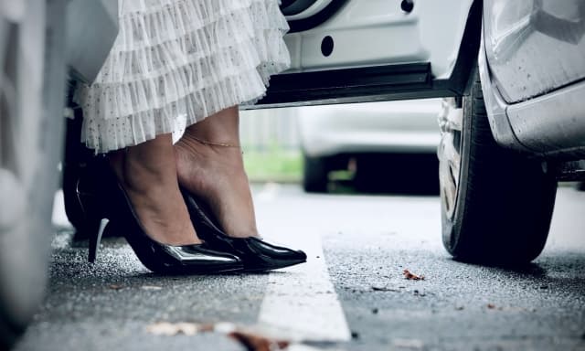 Guidare con i tacchi alti è legale? Quando scatta la multa