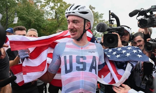 Rai, che fai? Interrotta la diretta del Mondiale di ciclismo nel finale, tifosi inviperiti sui social