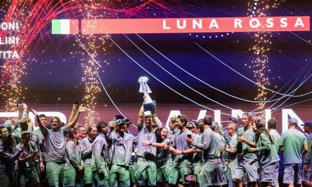 Luna Rossa, è delirio fra la gente di Napoli. Max Sirena: "Bellissimo, ma questo è solo l'inizio"