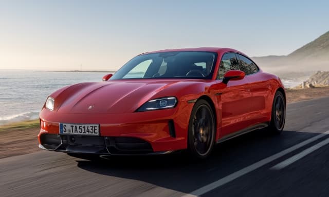 La Porsche Taycan si aggiorna: arrivano cambio simulato e pacchetto sportivo Manthey