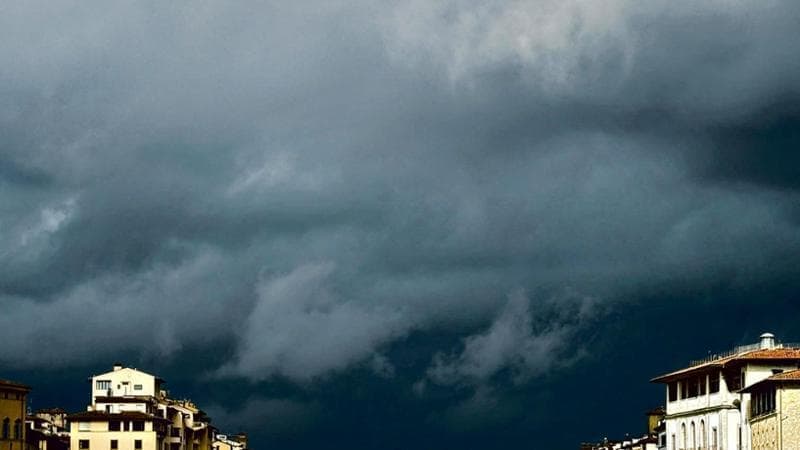 Maltempo, la Toscana si blinda e l’Arno fa paura. Allerta in Romagna