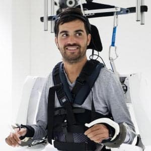 Un uomo paralizzato cammina usando un esoscheletro col pensiero