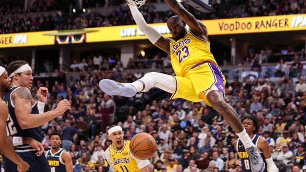I Lakers valgono quanto Prada, lo United 1,46 miliardi e i Reds sono da record: gli "imperi" dei club