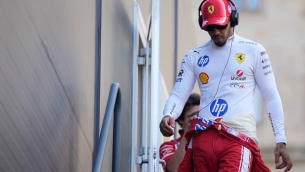"Hai fiducia in Vasseur?" Hamilton secco: "Sì". E basta... Due lettere, mille dubbi in Ferrari